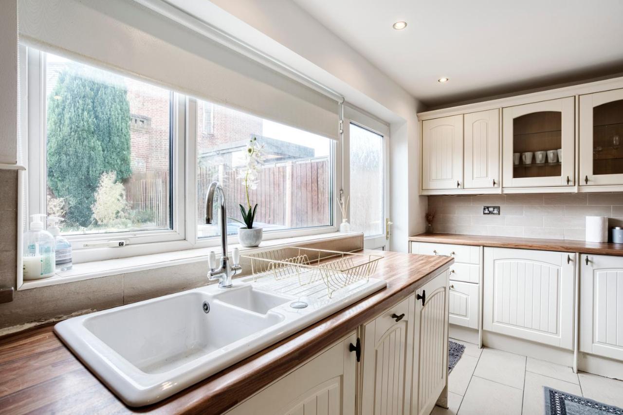 Liverpool Home With Free Parking West Derby Exteriér fotografie